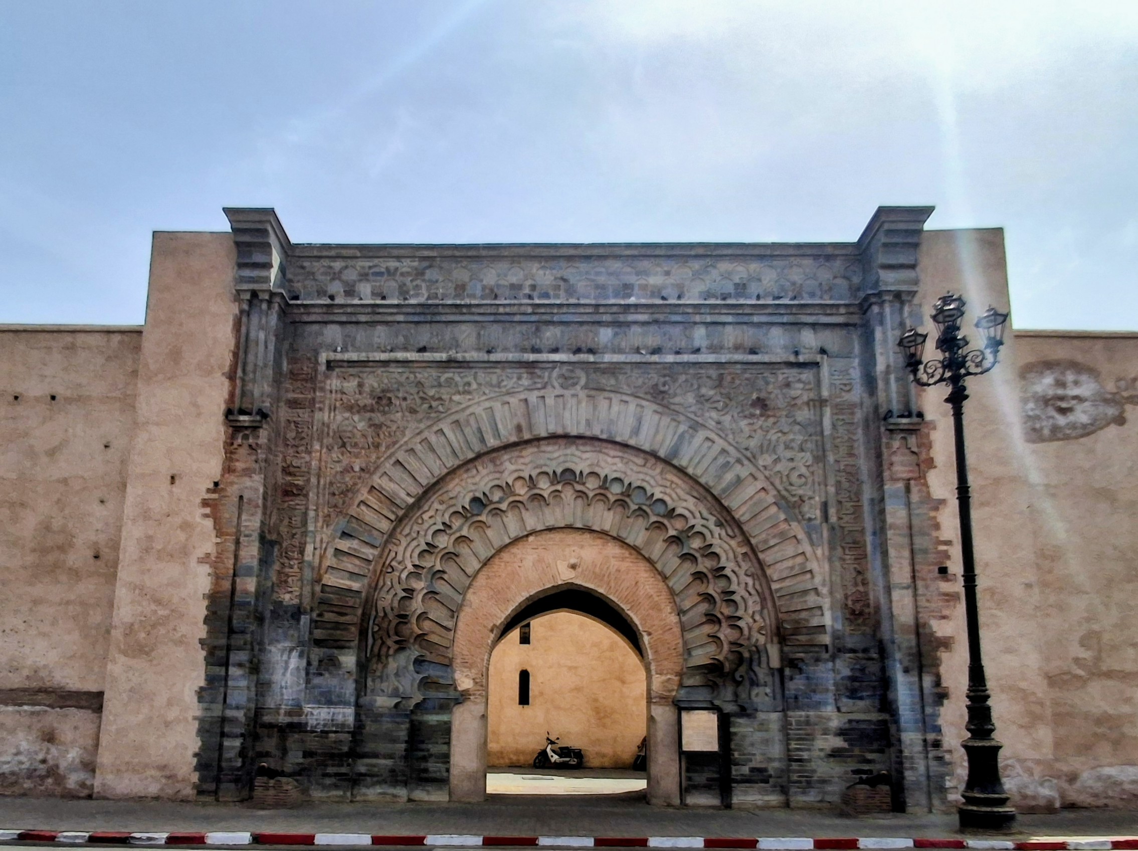 Vue de la porte historique de Bab Ighli dans les remparts de la kasbah royale de Marrakech.