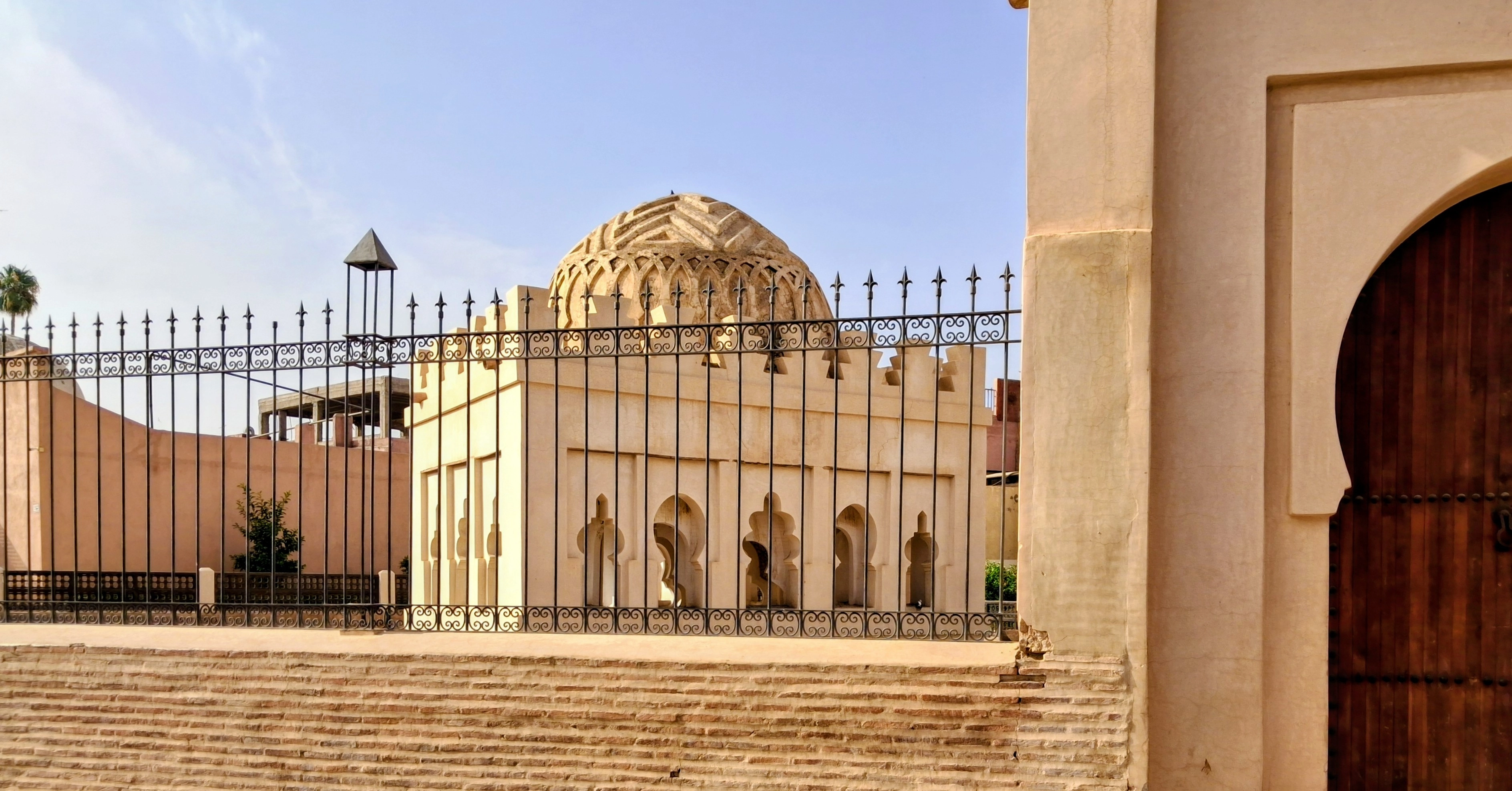 Vue extérieure du pavillon historique et des vestiges architecturaux à Marrakech.